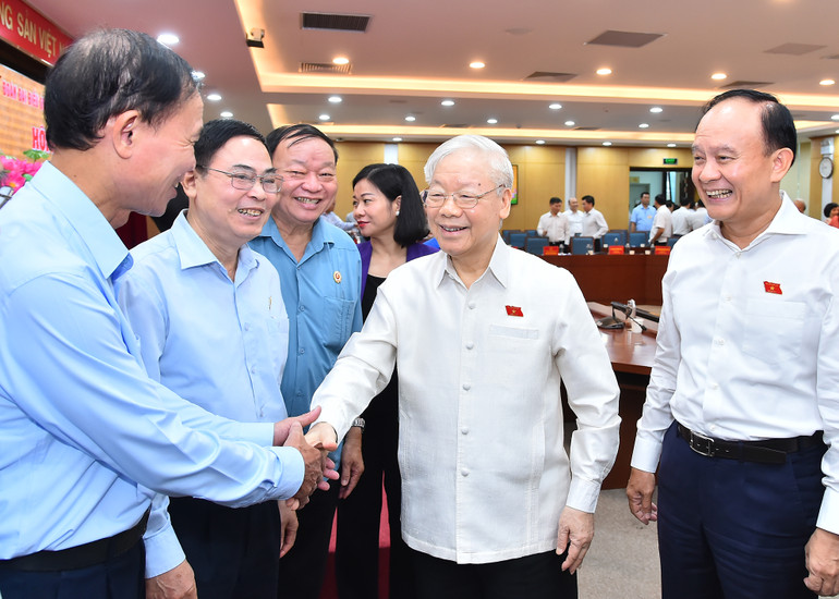 Tổng Bí thư Nguyễn Phú Trọng với các đại biểu và cử tri tại buổi tiếp xúc trước Kỳ họp thứ 6, Quốc hội khóa XV.