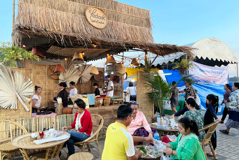 Người dân và du khách trải nghiệm các món ăn tại lễ hội. (Ảnh: TRỊNH DŨNG) Người dân và du khách trải nghiệm các món ăn tại lễ hội. (Ảnh: TRỊNH DŨNG)