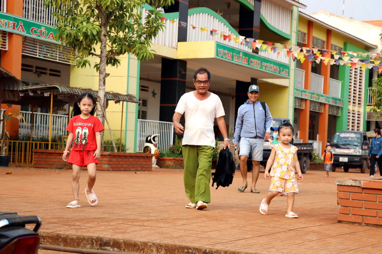 Đến đón con em mình vào chiều 11/4, nhiều phụ huynh phấn khởi khi các lớp học được lắp tấm che chắn bụi, lắp máy lạnh để bảo vệ sức khỏe các cháu.