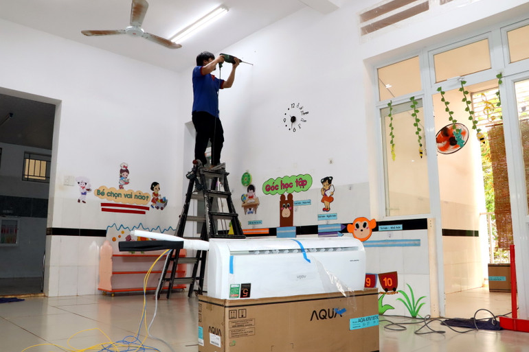 Phòng Giáo dục và Đào tạo huyện Long Thành cho biết, sau khi hoàn thành lắp 18 máy lạnh tại Trường mầm non Bình Sơn (3 máy lạnh/1 phòng học), trong những ngày tới sẽ triển khai tại 2 Trường tiểu học và trung học cơ sở Bình Sơn với tổng kinh phí 300 triệu đồng.