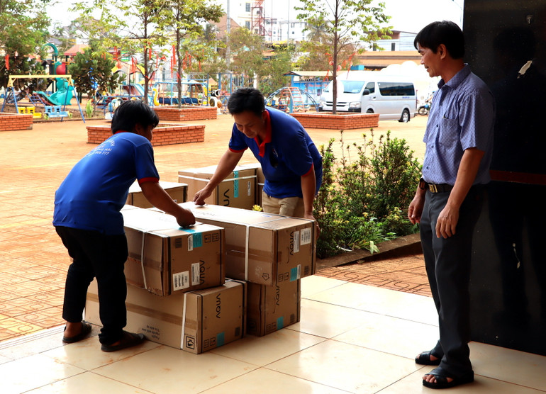 Số máy lạnh được tập kết để lắp tại Trường mầm non Bình Sơn.