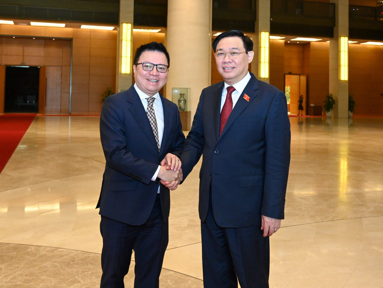 Chủ tịch Quốc hội Vương Đình Huệ và đồng chí Lê Quốc Minh, Tổng Biên tập Báo Nhân Dân, Phó Trưởng Ban Tuyên giáo Trung ương, Chủ tịch Hội Nhà báo Việt Nam tại cuộc gặp mặt.