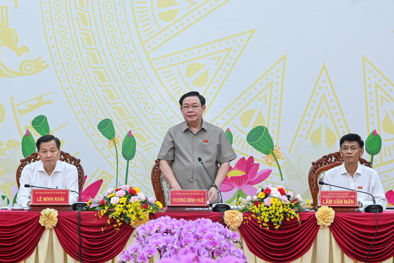 Chủ tịch Quốc hội Vương Đình Huệ phát biểu mở đầu, gợi mở vấn đề thảo luận tại buổi làm việc với tỉnh Sóc Trăng.