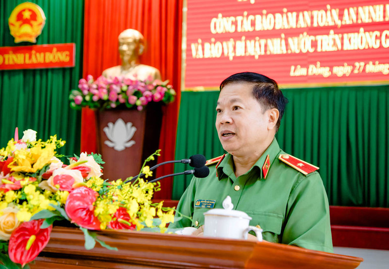 Thiếu tướng Nguyễn Văn Giang phổ biến thông tin về công tác bảo đảm an toàn, an ninh mạng. Thiếu tướng Nguyễn Văn Giang phổ biến thông tin về công tác bảo đảm an toàn, an ninh mạng.