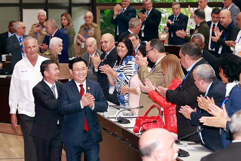 Chủ tịch Quốc hội Vương Đình Huệ đến dự phiên họp đặc biệt của Quốc hội Cuba khóa X và Lễ kỷ niệm 62 năm Chiến thắng Giron. (Ảnh: DOÃN TẤN)