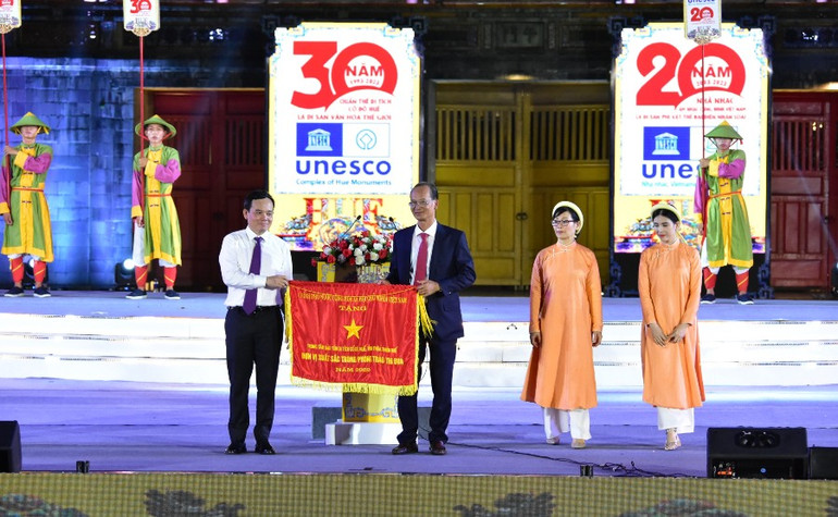 Phó Thủ tướng Chính phủ Trần Lưu Quang trao cờ thi đua cho Trung tâm Bảo tồn di tích Cố đô Huế.