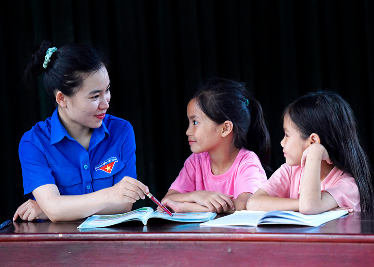 Sau công việc vào ban ngày, buổi tối Lý Thu Huyền lại đến tận nhà dạy kèm cho các em học sinh tại địa phương.