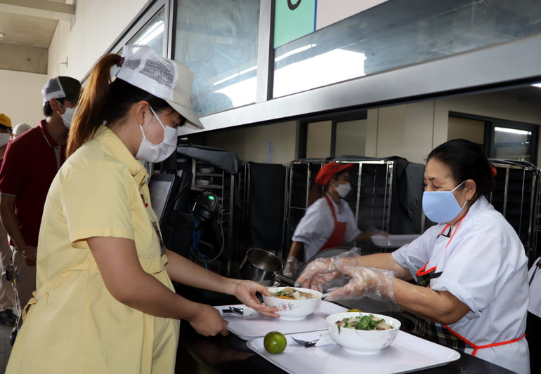 Ngoài cơm, công nhân có thể tự chọn các món bún, hủ tiếu, bánh canh tại nhà hàng để thay đổi khẩu vị.
