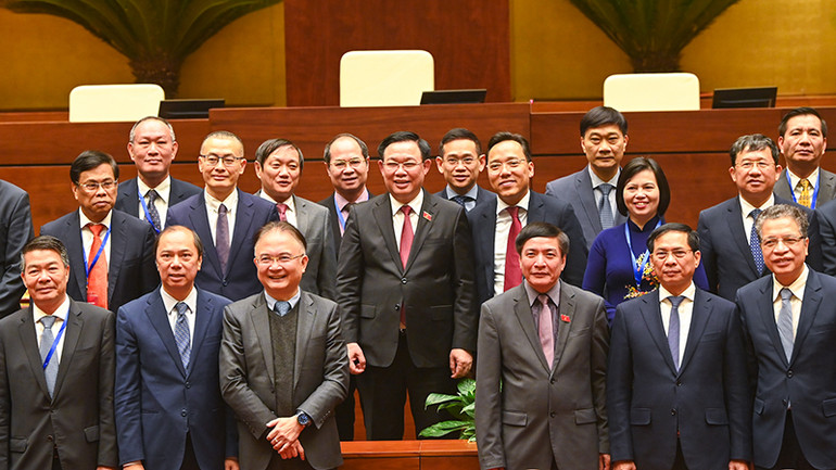 Chủ tịch Quốc hội Vương Đình Huệ cùng các đại biểu với các Đại sứ, Trưởng Cơ quan đại diện ngoại giao Việt Nam ở nước ngoài. (Ảnh: DUY LINH)