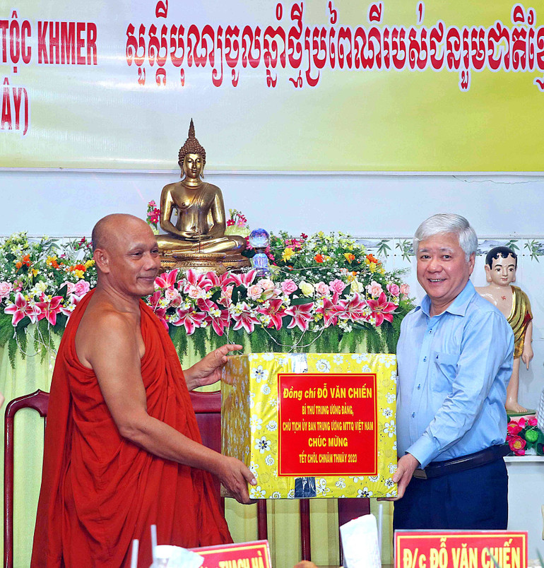 Chủ tịch Ủy ban Trung ương Mặt trận Tổ quốc Việt Nam Đỗ Văn Chiến tặng quà Hội đoàn kết sư sãi yêu nước tỉnh Cà Mau vào chiều 11/4.