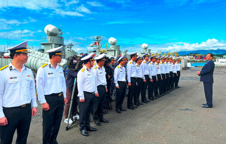 Phó Chủ tịch Quốc hội Trần Quang Phương thăm Lữ đoàn 172, Bộ Tư lệnh Vùng 3 Hải quân.