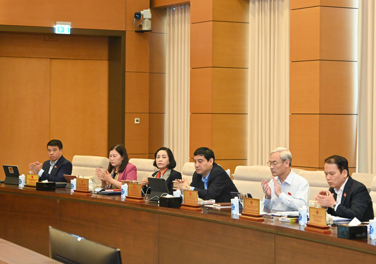 Các đồng chí Ủy viên Ủy ban Thường vụ Quốc hội dự phiên họp. Các đồng chí Ủy viên Ủy ban Thường vụ Quốc hội dự phiên họp.