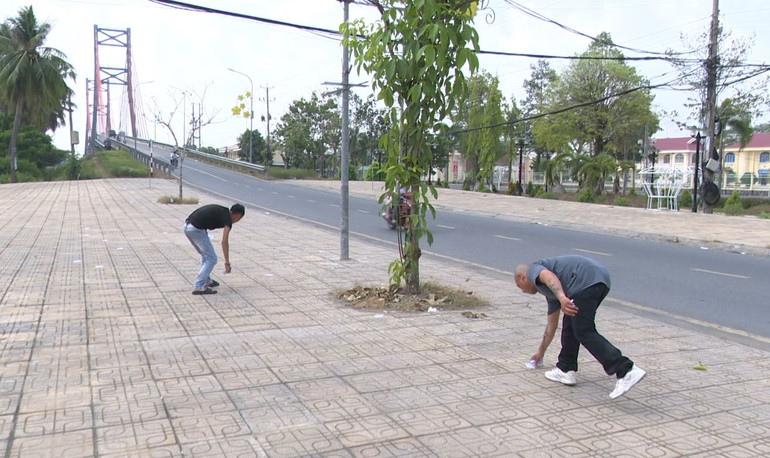 Buộc các đối tượng nhặt hết những tờ rơi đã rải.