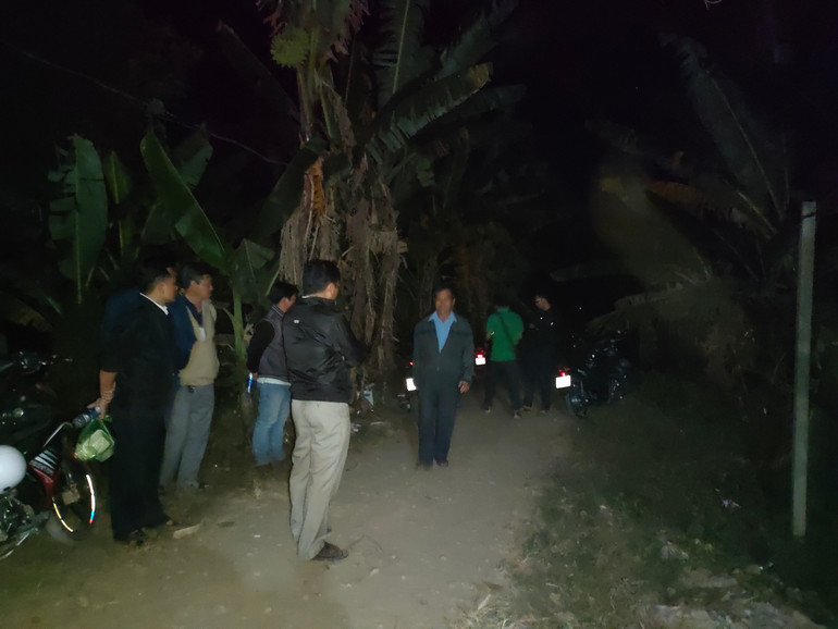 Lực lượng chức năng vẫn đang túc trực cạnh khu vực phong tỏa hiện trường.