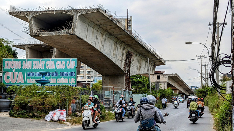Cầu Nam Lý tạm dừng thi công 4 năm, gây bất tiện trong lưu thông đi lại của người dân.