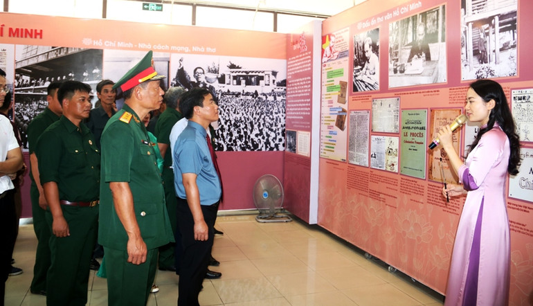 Lãnh đạo tỉnh và các ban, ngành tham quan các không gian trưng bày triển lãm.