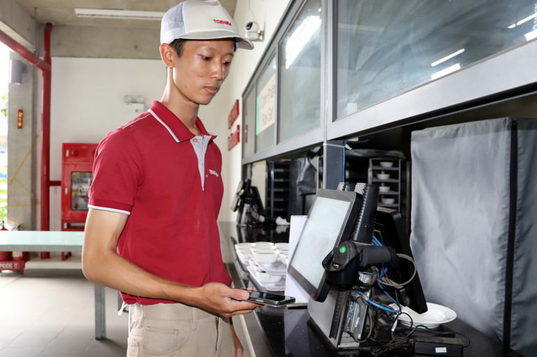 Mỗi công nhân được cấp 1 mã QR để sử dụng. Khi vào khu vực để máy, lần lượt quét mã QR để nhận khẩu phần ăn thay cho hình thức phiếu giấy truyền thống.