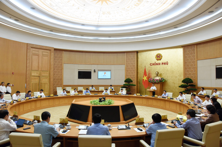 Thủ tướng nhấn mạnh yêu cầu quan tâm tháo gỡ những khó khăn, vướng mắc về pháp lý để thúc đẩy sản xuất, kinh doanh, thúc đẩy 3 động lực tăng trưởng (đầu tư, xuất khẩu, tiêu dùng).