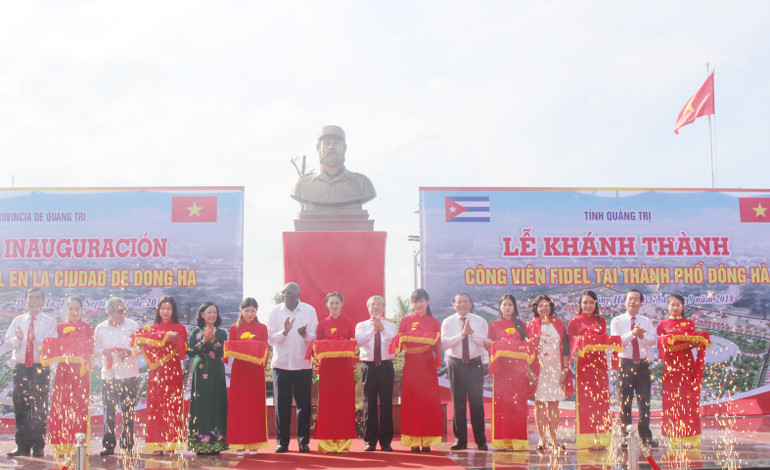 Lãnh đạo hai Đảng, Nhà nước Việt Nam-Cuba và lãnh đạo tỉnh Quảng Trị cắt băng khánh thành Công viên Fidel sáng 15/9/2018 tại thành phố Đông Hà. Lãnh đạo hai Đảng, Nhà nước Việt Nam-Cuba và lãnh đạo tỉnh Quảng Trị cắt băng khánh thành Công viên Fidel sáng 15/9/2018 tại thành phố Đông Hà.