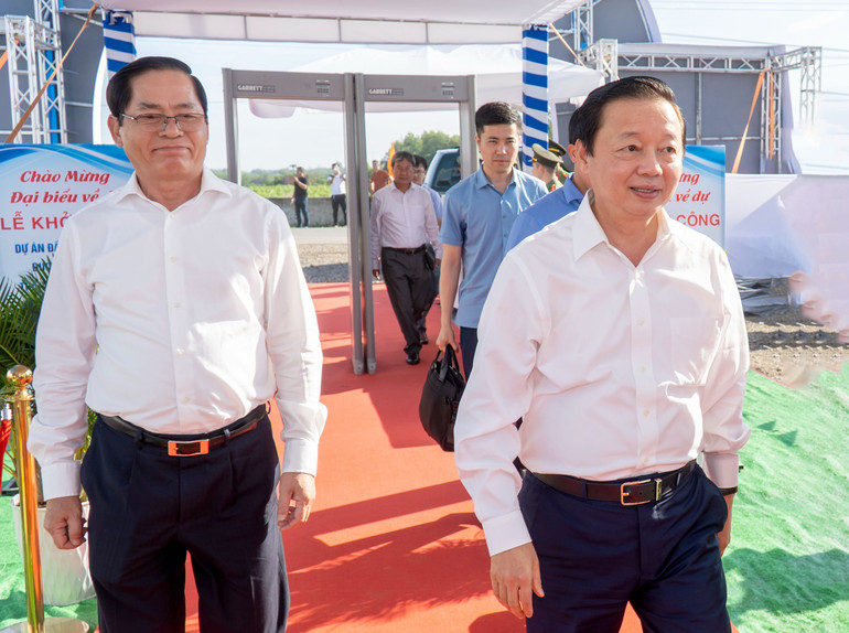 Đồng chí Trần Hồng Hà, Phó Thủ tướng Chính phủ và đồng chí Phạm Viết Thanh Bí thư Tỉnh ủy Bà Rịa-Vũng Tàu tham dự buổi lễ khởi công.