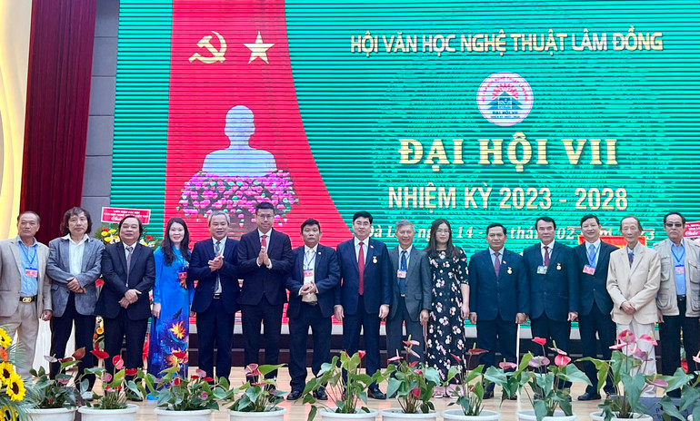 Lãnh đạo tỉnh Lâm Đồng với Ban chấp hành Hội Văn học Nghệ thuật Lâm Đồng khóa VII.