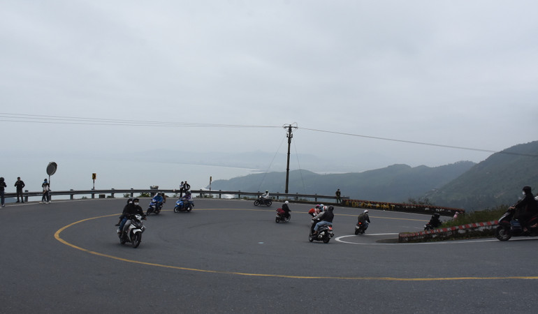 Đoạn khúc cua tay áo trên đèo Hải Vân trước đây thường xuyên xảy ra tình trạng tụ tập, bốc đầu xe…
