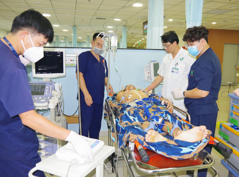 Các bác sĩ nhanh chóng hội chẩn, thăm khám cho bệnh nhân.