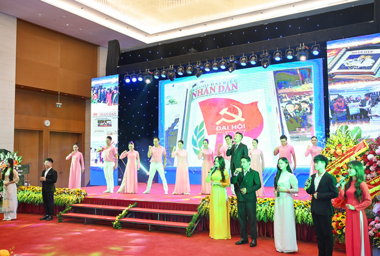 Chương trình nghệ thuật chào mừng lễ kỷ niệm 35 năm Ngày thành lập và đón nhận Huân chương Lao động hạng Nhất.