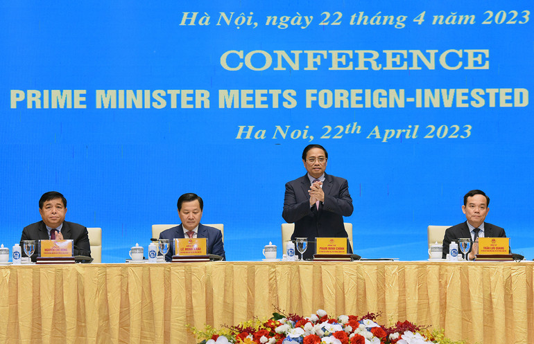 Thủ tướng Phạm Minh Chính và Phó Thủ tướng Lê Minh Khái, Phó Thủ tướng Trần Lưu Quang và Bộ trưởng Kế hoạch và Đầu tư Nguyễn Chí Dũng chủ trì cuộc gặp các nhà đầu tư nước ngoài. Thủ tướng Phạm Minh Chính và Phó Thủ tướng Lê Minh Khái, Phó Thủ tướng Trần Lưu Quang và Bộ trưởng Kế hoạch và Đầu tư Nguyễn Chí Dũng chủ trì cuộc gặp các nhà đầu tư nước ngoài.