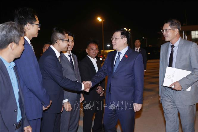 Cán bộ Đại sứ quán Việt Nam tiễn Chủ tịch Quốc hội Vương Đình Huệ tại sân bay thành phố Burgas (Bulgaria). (Ảnh: TTXVN)