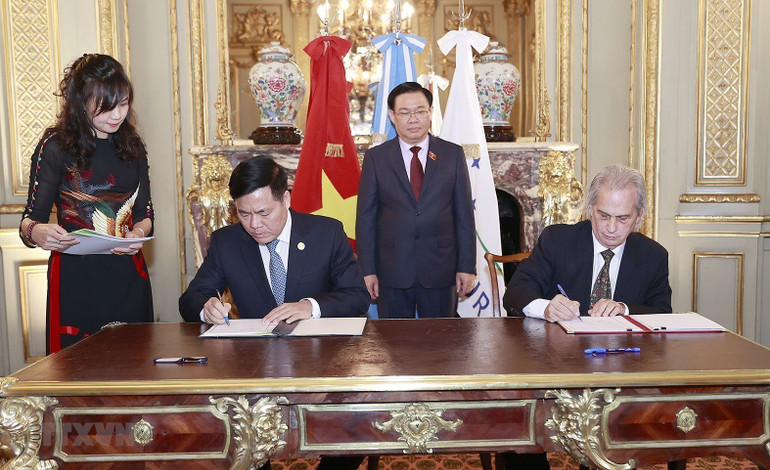 Chủ tịch Quốc hội Vương Đình Huệ chứng kiến Lễ ký kết Hiệp định chuyển giao người bị kết án phạt tù. (Ảnh: DOÃN TẤN/TTXVN)