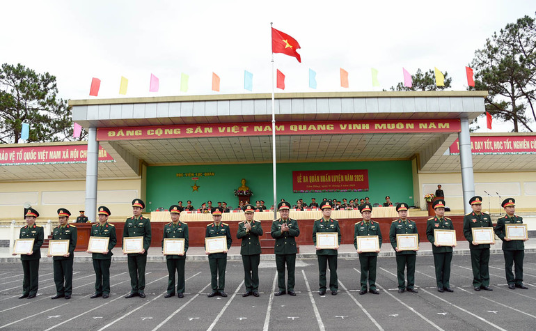 Học viện Lục quân biểu dương các tập thể và cá nhân có thành tích tốt trong thực hiện nhiệm vụ.