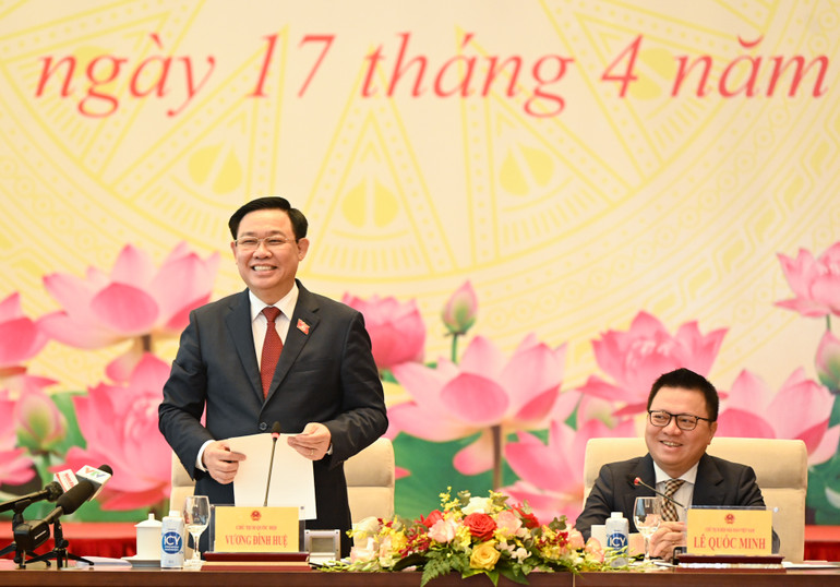 Chủ tịch Quốc hội Vương Đình Huệ phát biểu chia sẻ, động viên và chỉ đạo tại cuộc gặp mặt.