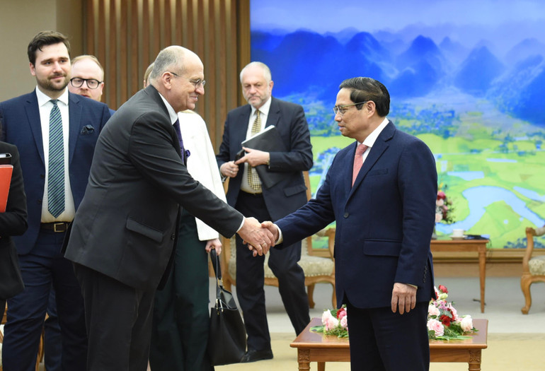 Thủ tướng Phạm Minh Chính tiễn Bộ trưởng Ngoại giao Cộng hòa Ba Lan Zbigniew Rau sau buổi tiếp.