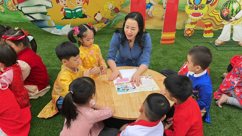 Học sinh Mầm non Khai Quang trong một buổi học ngoài trời.