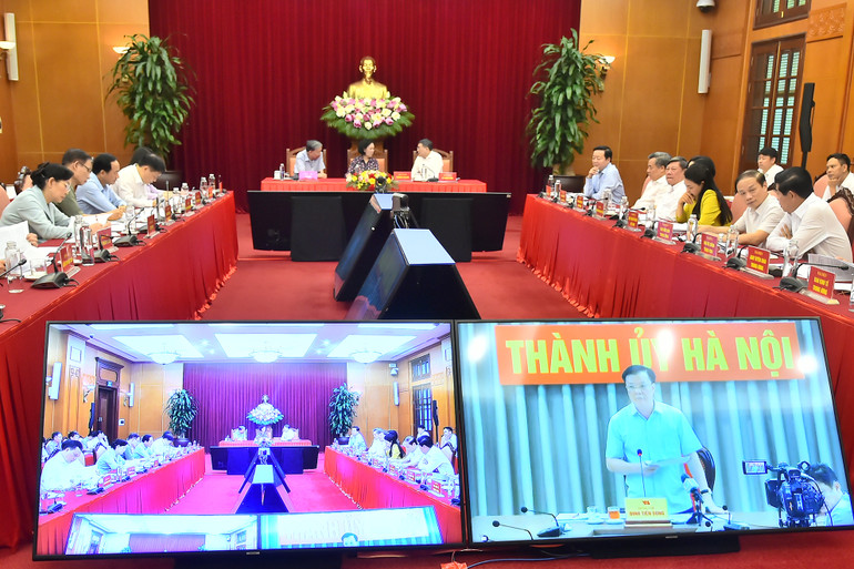 Đồng chí Đinh Tiến Dũng, Ủy viên Bộ Chính trị, Bí thư Thành ủy Hà Nội trình bày tham luận tại hội nghị từ điểm cầu thành phố Hà Nội.