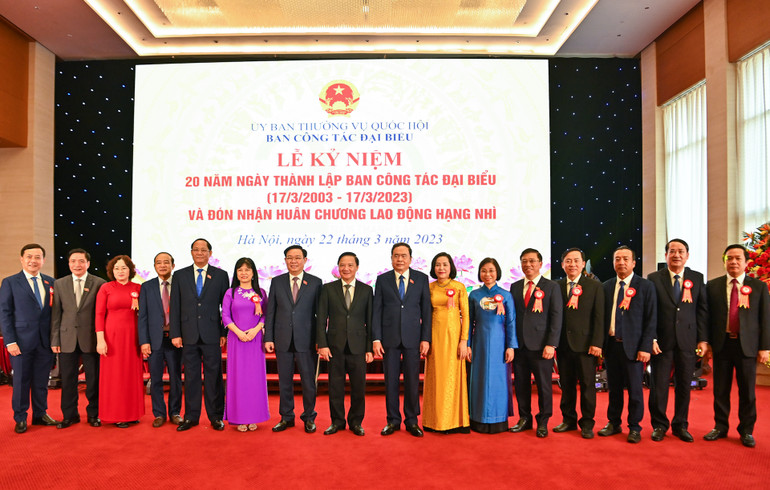 Chủ tịch Quốc hội Vương Đình Huệ với các đại biểu dự lễ kỷ niệm.