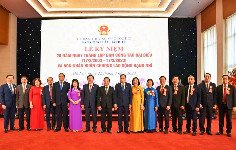 Chủ tịch Quốc hội Vương Đình Huệ với các đại biểu dự lễ kỷ niệm.