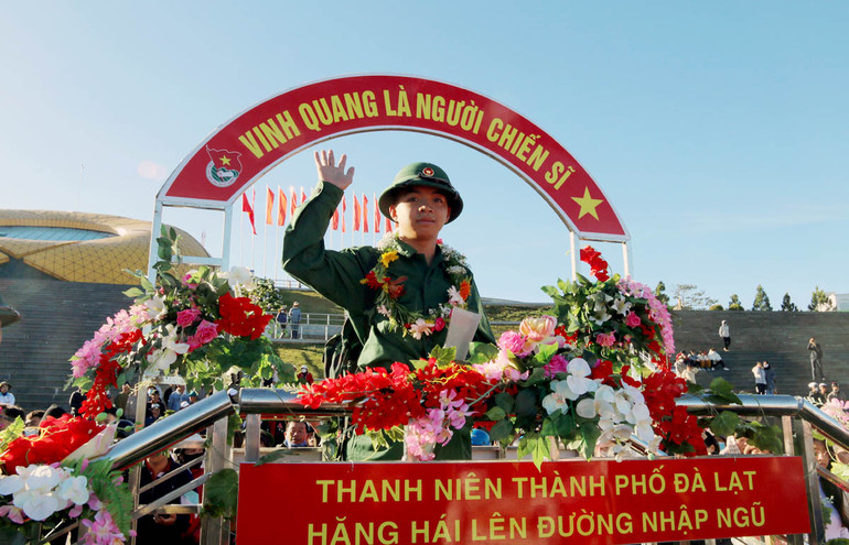 Các tân binh qua cầu vinh quang lên đường nhập ngũ.