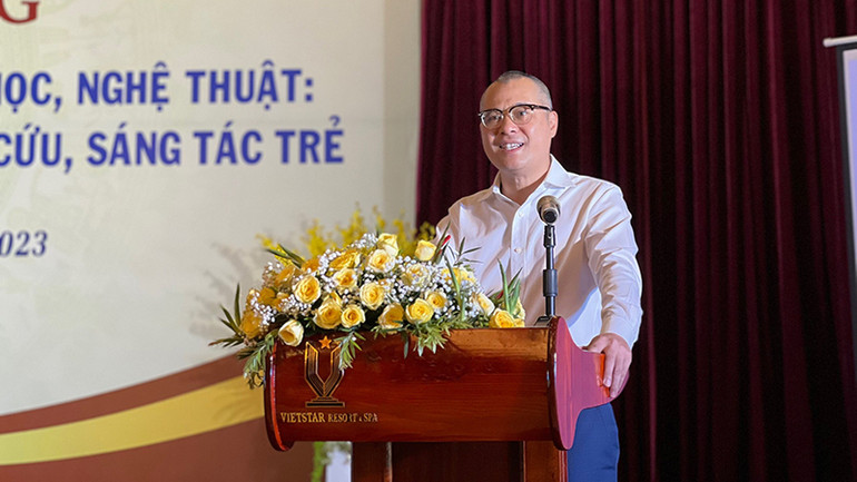 Đồng chí Phạm Đại Dương, Ủy viên Trung ương Đảng, Bí thư Tỉnh ủy, Trưởng Đoàn đại biểu Quốc hội tỉnh Phú Yên phát biểu chào mừng lớp học.