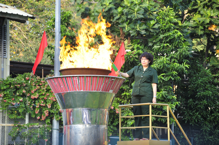 Đồng chí Tô Thị Bích Châu, Ủy viên Ban Thường vụ Thành ủy, Bí thư Quận ủy Quận 1 thắp đuốc tại Lễ giao, nhận quân.