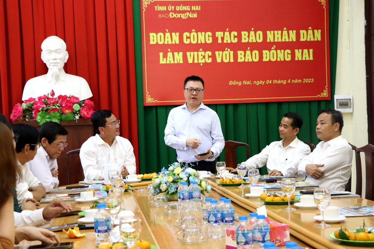 Tổng Biên tập Báo Nhân Dân Lê Quốc Minh chia sẻ làm báo hiện đại tại Báo Đồng Nai. Tổng Biên tập Báo Nhân Dân Lê Quốc Minh chia sẻ làm báo hiện đại tại Báo Đồng Nai.