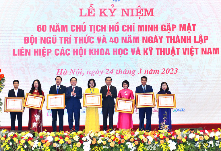 Phó Thủ tướng Trần Lưu Quang và Chủ tịch Liên hiệp các Hội Khoa học và Kỹ thuật Việt Nam Phan Xuân Dũng trao Bằng khen của Thủ tướng Chính phủ cho các tập thể và cá nhân có thành tích xuất sắc.