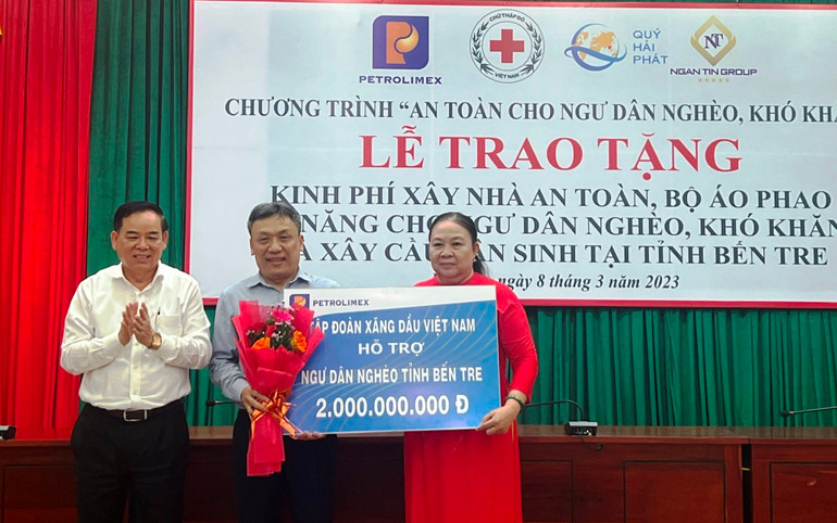 Nhà tài trợ trao bảng tượng trưng thực hiện các công trình an sinh, xã hội tại địa bàn tỉnh Bến Tre.