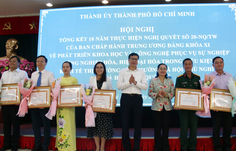 Các tập thể nhận bằng khen của Ban Thường vụ Thành ủy Thành phố Hồ Chí Minh.