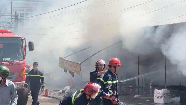 Nhiều tài sản trong các ki-ốt bị hư hại sau vụ cháy.