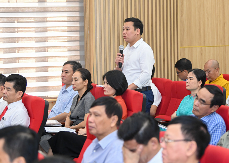 Cử tri Nguyễn Đức Anh (phường Ngọc Xuyên) tham gia ý kiến về vướng mắc khi thi hành các văn bản hướng dẫn luật. Cử tri Nguyễn Đức Anh (phường Ngọc Xuyên) tham gia ý kiến về vướng mắc khi thi hành các văn bản hướng dẫn luật.