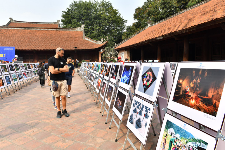 Du khách nước ngoài tham quan triển lãm ảnh nghệ thuật Quốc tế lần thứ 12, năm 2023 được tổ chức tại Việt Nam.