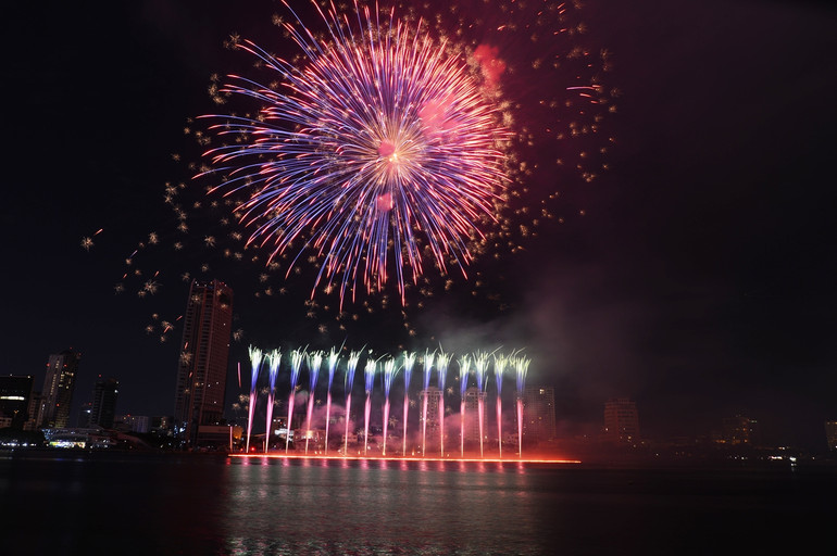 Màn trình diễn pháo hoa của 2 đội Việt Nam và Phần Lan trong đêm khai mạc.