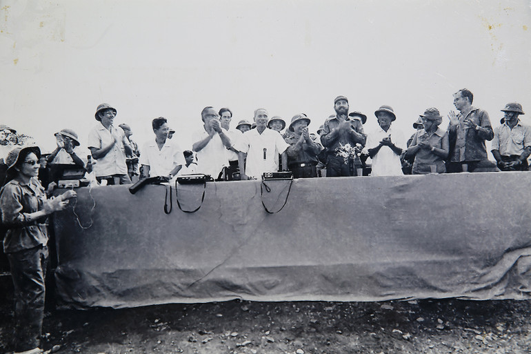 Thủ tướng Phạm Văn Đồng giới thiệu Chủ tịch Cuba Fidel Castro tại buổi nói chuyện sáng 15/9/1973 tại cao điểm 241.